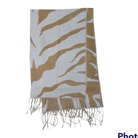 Cabi 4268 Tigress Blanket Scarf Womens One Size Winter White & Camel Soft Fringe - Picture 2 of 9